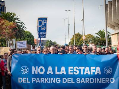 Varios centenares de personas protestan en Santander contra “la estafa del parking del Sardinero”