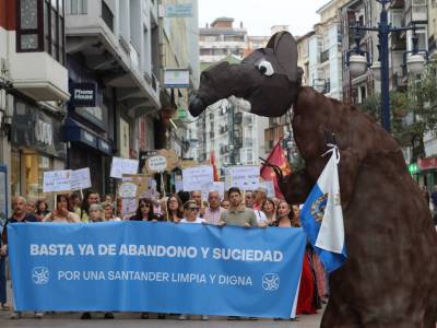 Cientos de vecinos protestan en Santander contra el pésimo estado de limpieza e higiene de la ciudad
