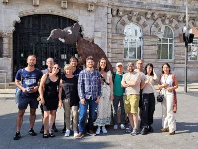 Llamamos a la movilización contra la suciedad de las calles de Santander con una rata gigante en el Ayuntamiento