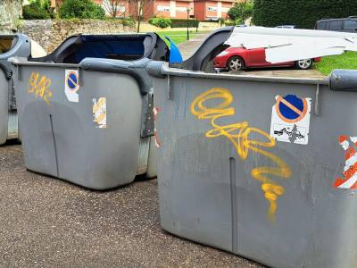Denunciamos el estado lamentable de todos los contenedores de basura de Camargo tras años de abandono