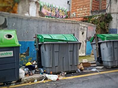 Criticamos la inacción de Gema Igual con el estado de suciedad y basura de las calles de Santander