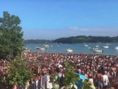 Denunciamos que han convertido el Puntal de Somo, una zona protegida, en la Magaluf del norte