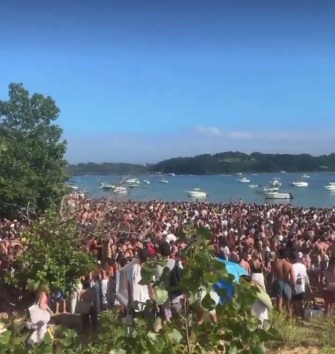 Macrobotellones en el Puntal de Somo