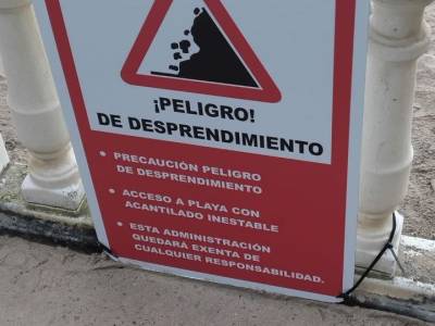 Denunciamos que el Ayuntamiento de Santander en lugar de buscar soluciones está colocando carteles para salir indemnes si vuelve a pasar algo