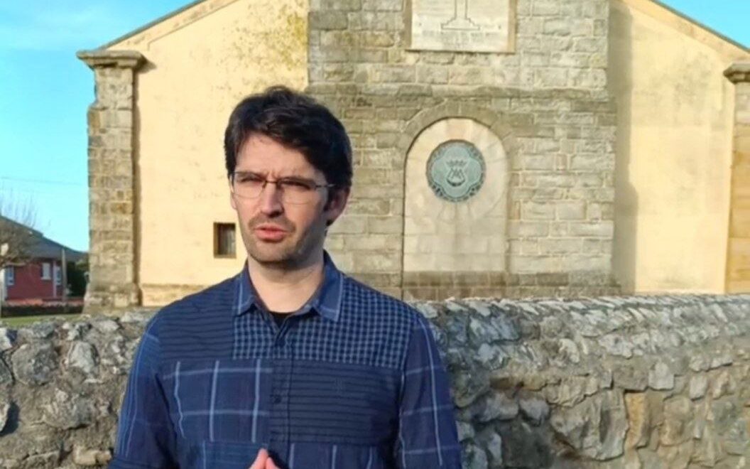 Lorenzo Arce, frente a la Iglesia de Santa Eulalia, Liencres
