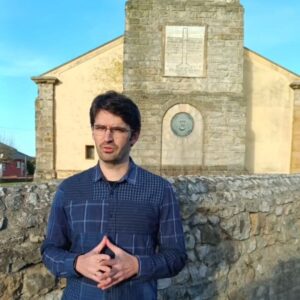 Lorenzo Arce, frente a la Iglesia de Santa Eulalia, Liencres
