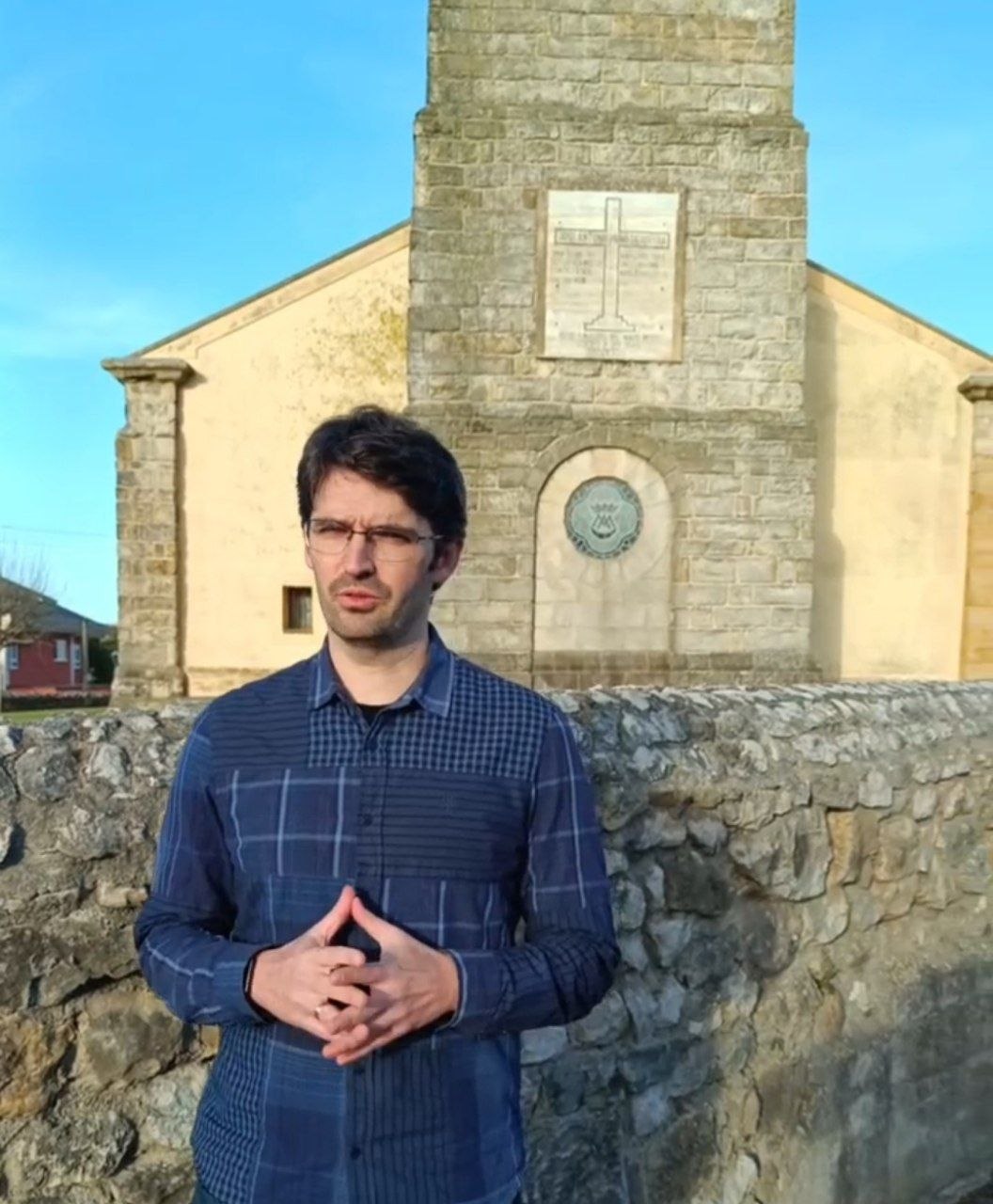 Lorenzo Arce, frente a la Iglesia de Santa Eulalia, Liencres