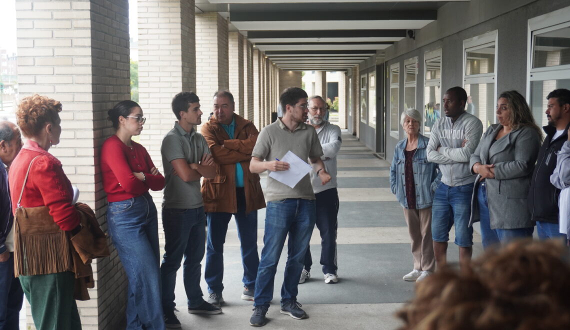 Manuel Núñez y Paulu Lobete con vecinos de Peñacastillo