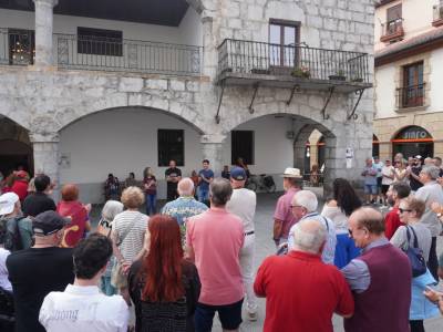 Multitudinaria protesta en Laredo contra las actitudes antidemocráticas del alcalde (PP)