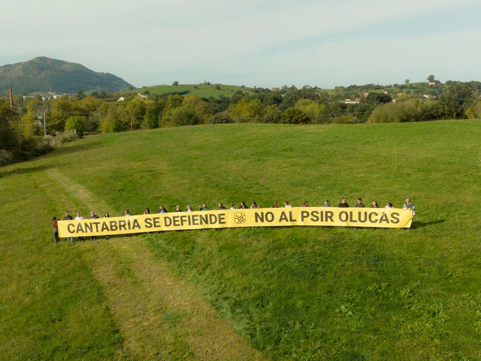 Desplegamos una pancarta gigante en los terrenos afectados por el PSIR Olucas: “Cantabria se defiende”