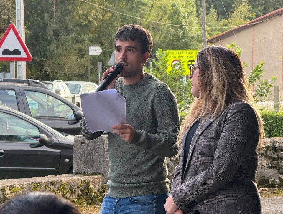 Sobre la defensa del Gobierno del PP de la piscina de olas: “Cantabria necesita un consejero, no un publicista de empresas ajenas”
